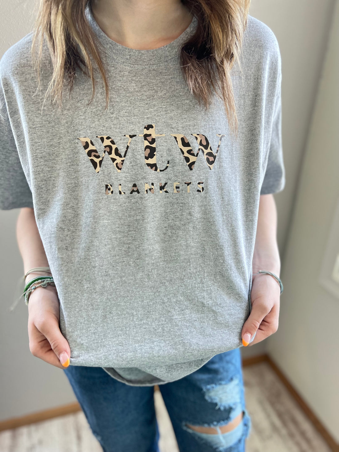 "WTW Blankets" Leopard Style on Grey - T-shirt